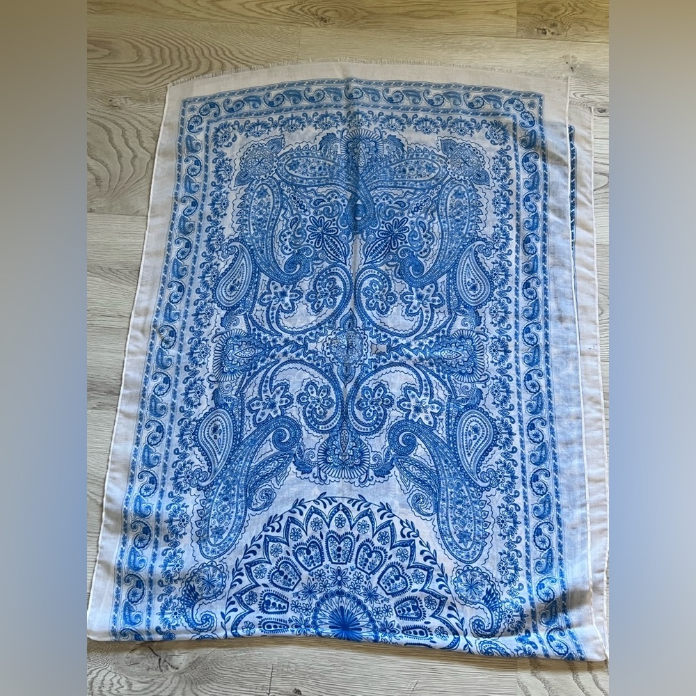 Women’s lightweight scarf